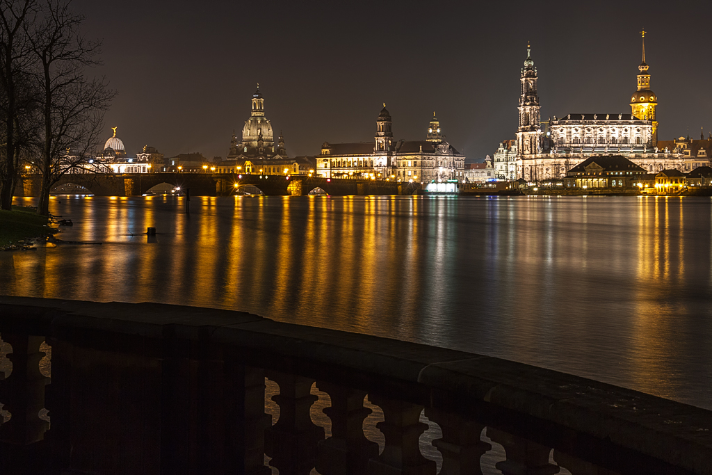 IMG_14726_ 7D_RAW_1024.jpg - Dresden, macht auch bei Hochwasser (Pegel 8,60m) noch eine Gute Figur, die Dresdner Altstadt